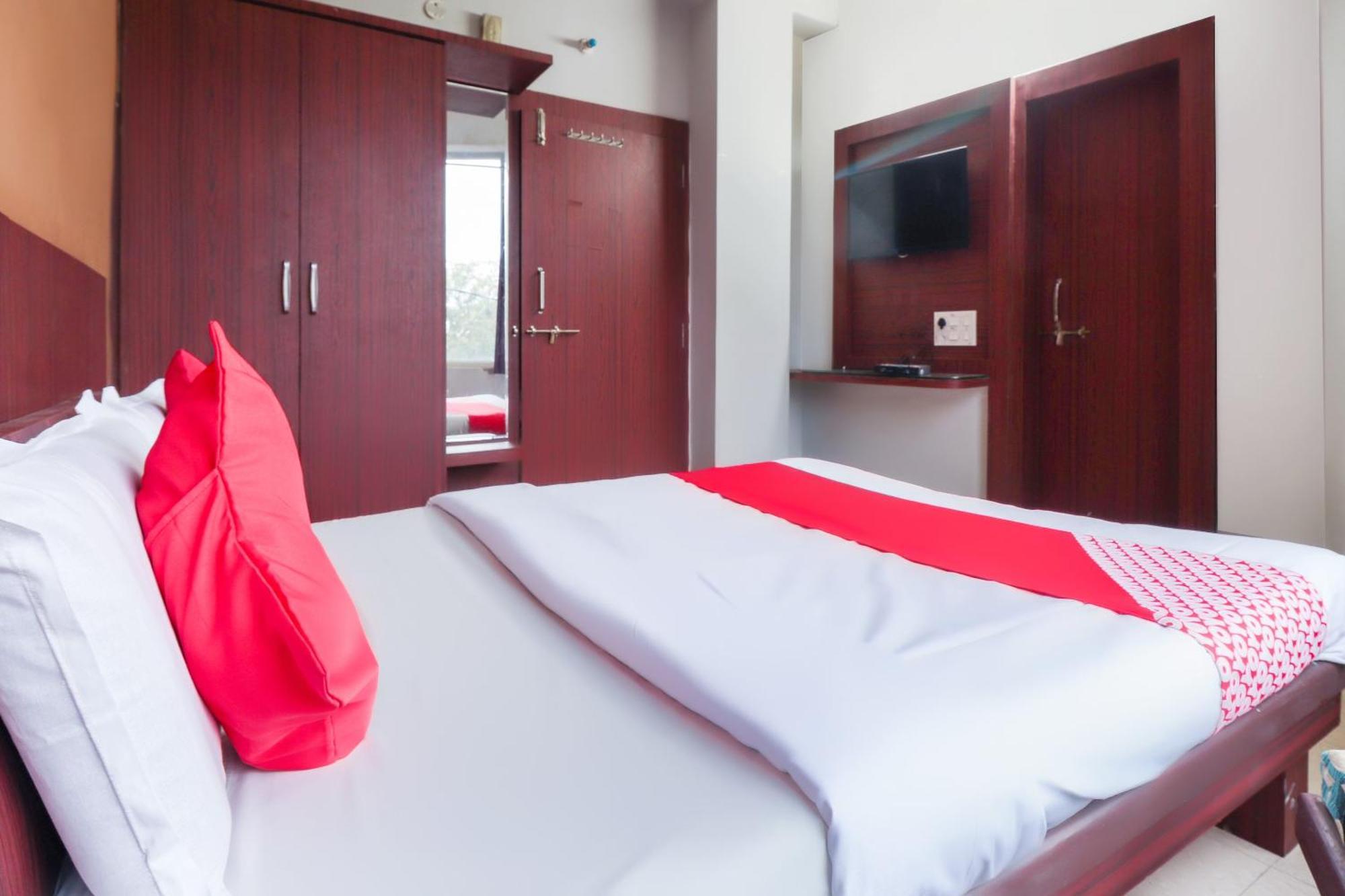 Oyo 69402 Yogeshwar Dhaam Hotel Vrindāvan Buitenkant foto