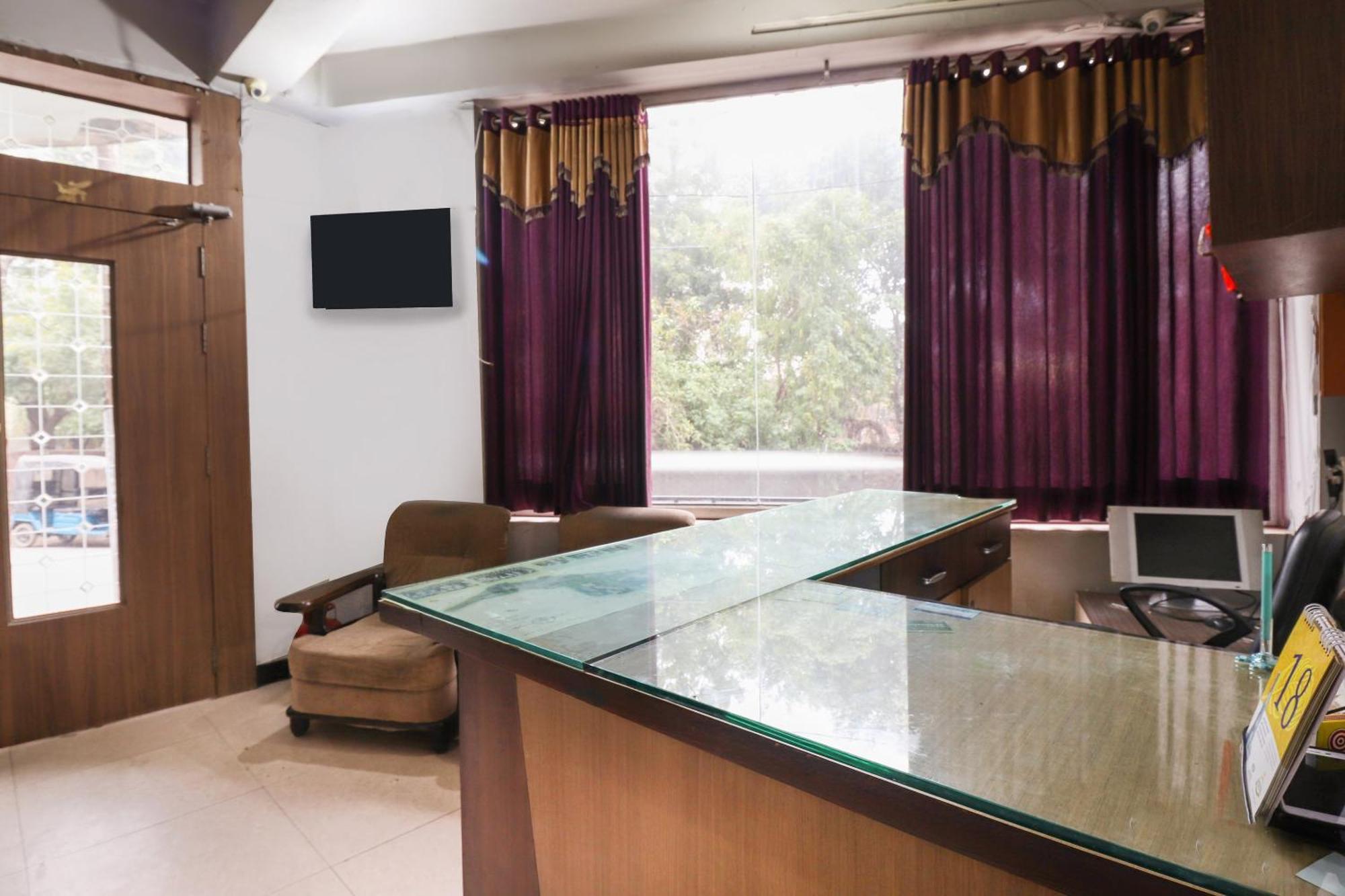 Oyo 69402 Yogeshwar Dhaam Hotel Vrindāvan Buitenkant foto