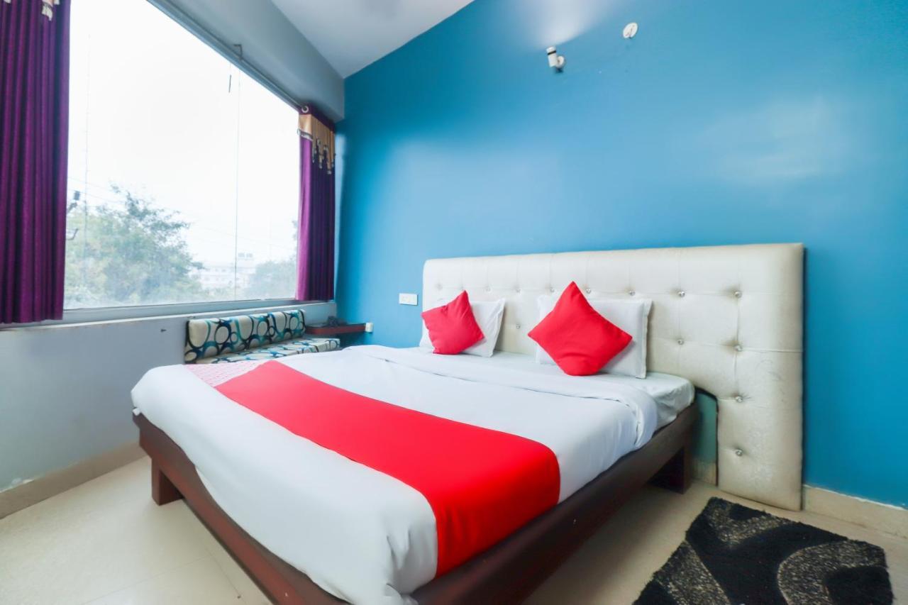 Oyo 69402 Yogeshwar Dhaam Hotel Vrindāvan Buitenkant foto