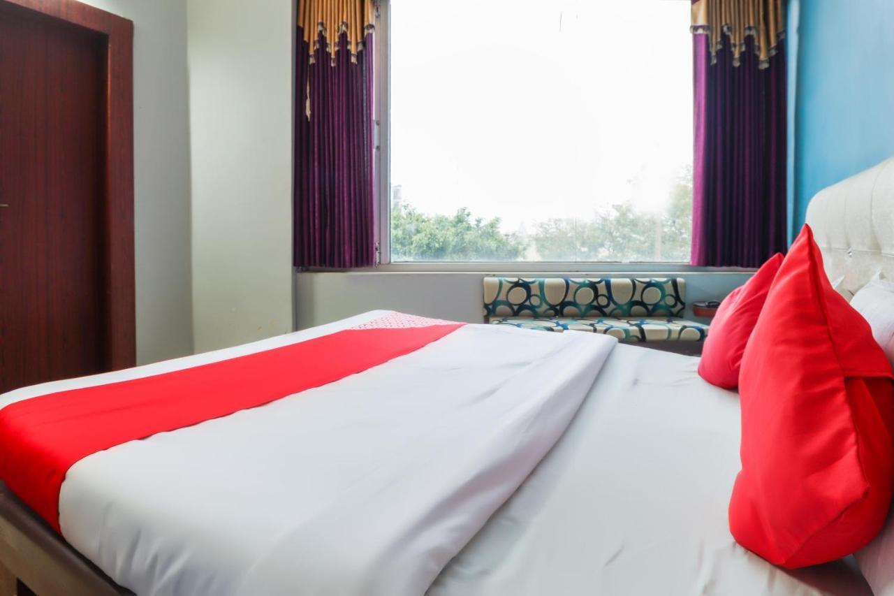 Oyo 69402 Yogeshwar Dhaam Hotel Vrindāvan Buitenkant foto